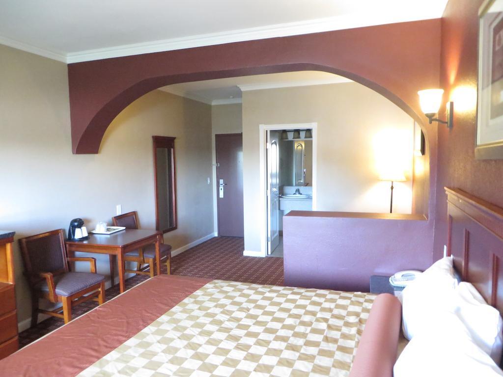 Rodeway & Hotel